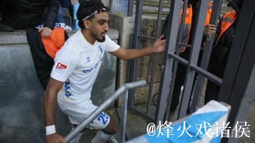 马格德堡球员庆祝进球，不幸跌入2.7米的沟中但